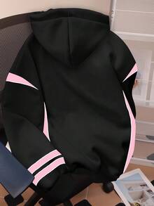 青少年女孩休闲简约时尚运动别致球衣，28 号印花，黑色宽松舒适连帽运动衫，适合秋冬季