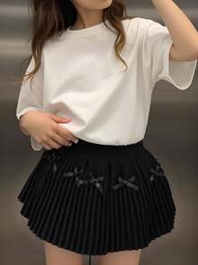 تنورة مبرمجة مزينة بفيونكة سوداء للبنات الصغيرات، بتصميم بسيط وجميل، من الأقمشة الناعمة والمريحة، مناسبة للاستخدام اليومي والخارجي والسفر والعطلات والمنزل وحضانة الأطفال في فصلي الخريف والشتاء، وأيضًا لحفلات عيد الميلاد والعودة للمدرسة والحفلات، وتناسب جميع الملابس