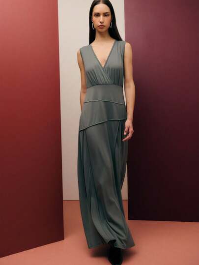 Nöista 优雅长款连衣裙，正面采用柔软垂坠设计，腰部线条流畅。无论是休闲春假装扮、派对造型，还是优雅场合，都能轻松驾驭。兼具舒适与精致，打造从日间到夜晚的百变造型。