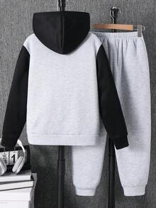 SHEIN 2件組青少年男孩童裝套裝，男孩連帽衛衣與運動長褲，拼接設計衛衣，冬季長褲，黑白配色，秋季，街頭風，校園，返校季 - 灰色 - 查看 2