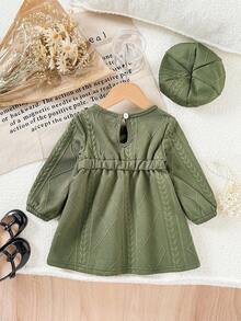 秋春季女宝宝时尚简约纽扣细节荷叶边长袖圆领连衣裙配贝雷帽日常装 - 軍綠色 - 查看 2