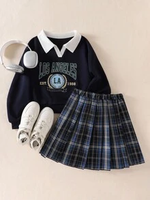 SHEIN 藏蓝色卫衣，白色领口，正面印有英文图案，搭配蓝色格纹百褶裙，学院风日常通勤必备单品，适合青少年女孩。