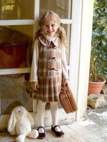 Vintaside Kids Conjunto de duas peças para menina, em tons de laranja apricot, composto por uma Top de gola alta de manga longa com listras e um vestido colete com gola de bebê xadrez, em estilo escolar para o início do ano letivo. O padrão xadrez clássico e retrô do tecido listrado, o colarinho fofo e brincalhão estilo Peter Pan e o acréscimo de um laço adicionam um toque doce. - Multicolorido - Visão 9