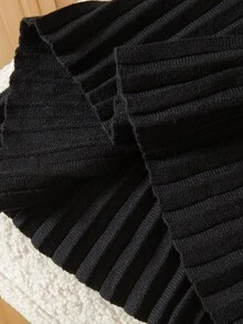 تنورة مبرمجة مزينة بفيونكة سوداء للبنات الصغيرات، بتصميم بسيط وجميل، من الأقمشة الناعمة والمريحة، مناسبة للاستخدام اليومي والخارجي والسفر والعطلات والمنزل وحضانة الأطفال في فصلي الخريف والشتاء، وأيضًا لحفلات عيد الميلاد والعودة للمدرسة والحفلات، وتناسب جميع الملابس