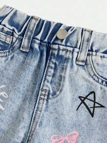 SHEIN Playful Pals Baby Mädchen Herz Schleife Slogan Graffiti Muster hellblaue verwaschen weite Jeans, bequemer elastischer Bund, essentiell für Frühling, Sommer, Herbst & Winter, modisch & vielseitig für Baby, Kleinkind kleines Mädchen, geeignet für Halloween, Musikfestival, Tag der Toten, Weihnachten, Thanksgiving