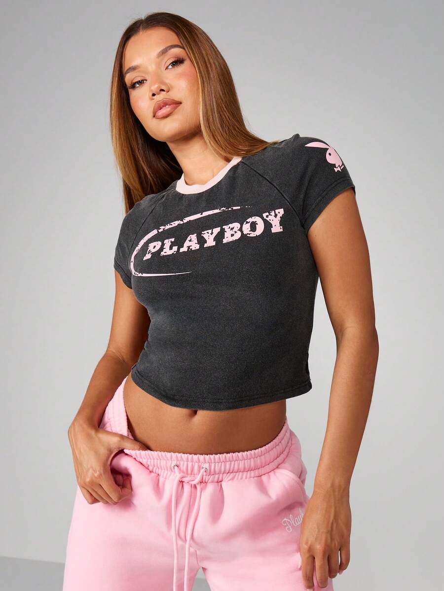 Missguided x Playboy 复古婴儿短款 T 恤,圆领,前后图案印花,休闲 Y2K 街头风格短款复古外观上衣,粉色细节 - 黑色 - 查看 1