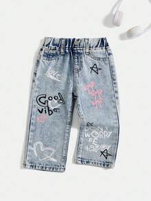 SHEIN Playful Pals Baby Mädchen Herz Schleife Slogan Graffiti Muster hellblaue verwaschen weite Jeans, bequemer elastischer Bund, essentiell für Frühling, Sommer, Herbst & Winter, modisch & vielseitig für Baby, Kleinkind kleines Mädchen, geeignet für Halloween, Musikfestival, Tag der Toten, Weihnachten, Thanksgiving