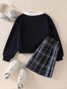 SHEIN 藏蓝色卫衣，白色领口，正面印有英文图案，搭配蓝色格纹百褶裙，学院风日常通勤必备单品，适合青少年女孩。