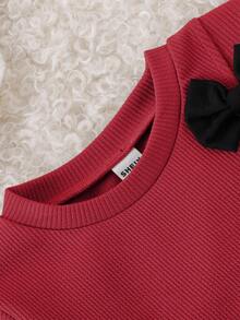 SHEIN Playful Pals 2 件婴幼儿夏季时尚简约可爱棕色长袖圆领运动衫，带黑色蝴蝶结装饰，搭配黑色喇叭裤套装，适合日常穿着和拍照 - 紅色 - 查看 6