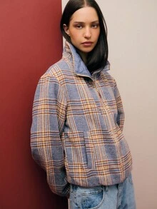 Nöista 这款高领拉链羽绒服采用现代格子图案设计，为女士冬季外套提供温暖时尚的选择；非常适合舒适的季节性叠穿、精致的日常造型、节日圣诞装扮和舒适的新年装束。 - 卡其色 - 查看 6