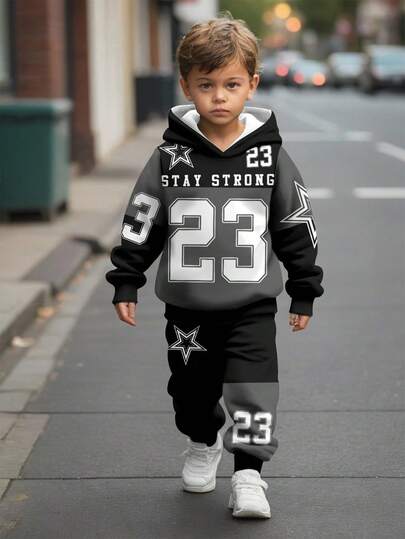 SHEIN 男孩休闲时尚酷炫棒球风运动服。23号连帽衫饰有星星图案。搭配运动裤，这套服装非常适合定制夏季足球队服和返校季。秋冬季也适用。