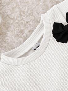 SHEIN Playful Pals 2 piezas Conjunto de niña bebé de verano con sudadera con capucha de manga larga, cuello redondo, simple y linda, con decoración de moño negro en el pecho, combinado con pantalones acampanados negros, adecuado para uso diario y fotografía - Blanco - Ver 3