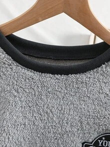 1 套青少年男童睡衣，休闲时尚高端浅灰色拼接深灰色精细字母刺绣设计，加厚毛绒面料圆领长袖上衣和长裤，秋冬家居服套装