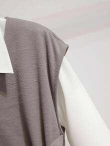 Franclia 2025 秋季新品女装：永恒的白色小方领衬衫，柔软棉质质地 + 优雅的灰色 V 领羊毛混纺背心（略微剪裁的腰部、可调节的系带和侧开衩）两件套套装 - 适合办公室日常、休闲差事和亲密社交聚会的多功能选择，融合透气舒适与舒适温暖 + 修身轮廓，可拆卸，无尽的混搭魅力 - 灰色 - 查看 4