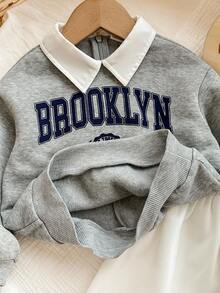 SHEIN 2 件女婴可爱百搭字母图案领子运动衫和迷你裙套装，秋冬