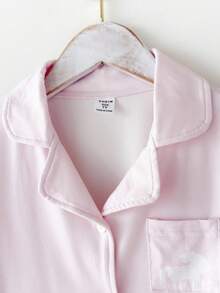 Bộ 2 món đồ ngủ bé gái màu hồng nhạt dễ thương, đơn giản, có bèo nhún ở tay áo và gấu quần, in hình kỳ lân ở ngực trái, có túi phía trước, tay dài và quần dài, kiểu dáng thoải mái, màu hồng nhạt, có bèo nhún. - Hồng - Xem 3