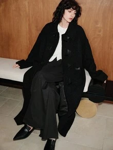 Uhlyne 极简主义黑色牛角扣翻领女大衣，仿安卡拉卷毛绒长外套，高端H版冬装大衣，法式简约休闲通勤派对女长款外套 - 黑色 - 查看 1