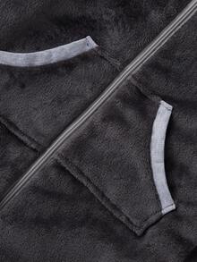 幼儿男童纯色深灰色蓬松长袖连帽连体衣，采用柔软舒适的法兰绒羊毛面料制成，非常适合冬季圣诞节家庭聚会和居家场景 - 深灰色 - 查看 5