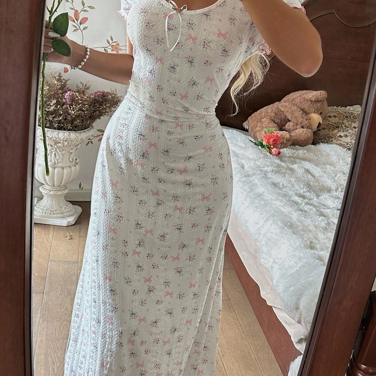 Vestido ajustado de mujer con decoración de lazo floral