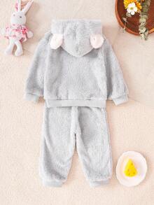 SHEIN Playful Pals 女婴浅灰色珊瑚绒连帽外套，饰有云朵和毛绒刺绣贴花，罗纹袖口，搭配珊瑚绒裤子，两件套，适合秋冬季休闲穿着、外出、度假和聚会。 - 淺灰色 - 查看 2