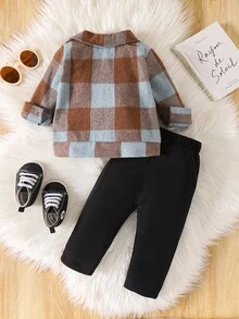 SHEIN Vintaside Kids 男嬰格紋口袋設計夾克搭配純色長褲休閒端莊可愛套裝 拍照用 親子同款 棕色格紋 白色 黑色 秋季 - 藍色 - 查看 2