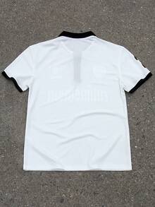 Manfinity Campus Court 男士休闲撞色滚边字母印花短袖Polo衫，夏季时尚“23”数字印花百搭单品，潮流街头风和校园风，万圣节完美之选，送给男友的理想礼物。男士复古衬衫足球衫纽扣球衣橄榄球Polo衫足球衫，男士冬季服装，送给男友的完美礼物，街头风、校园风和万圣节都非常时尚。男士复古衬衫 - 白色 - 查看 2