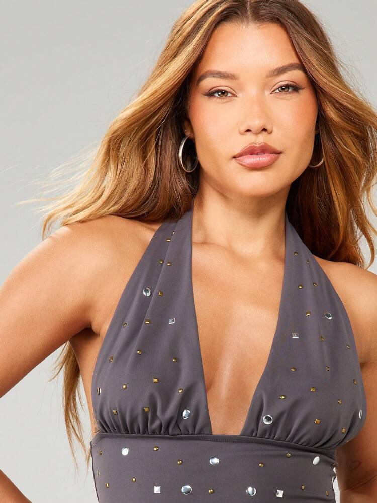 MISSGUIDED Débardeur court à encolure bâtière clouté avec détails de cristaux de strass. Tenue de soirée, de club, de festival, d'été, de plage