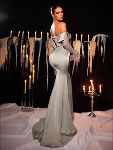 Glamrae Elegante vestido de gala con hombros descubiertos, mangas largas transparentes, puños con plumas, cintura adornada y cola de pez, en color verde guisante, adecuado para todas las ocasiones formales