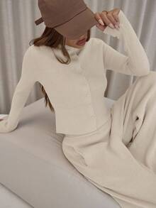 MUSERA 纽扣长袖开衫搭配宽松弹力针织裤和罗纹针织套装，尽显优雅性感街头风，适合夜间外出、晚宴派对等场合，是春季的理想之选。 - 白色 - 查看 3