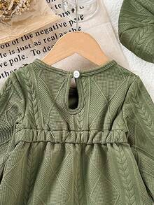 秋春季女宝宝时尚简约纽扣细节荷叶边长袖圆领连衣裙配贝雷帽日常装 - 軍綠色 - 查看 4