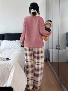 SHEIN 女士休闲抓绒字母刺绣长袖上衣和格子裤睡衣套装，冬季服装，圣诞节，蓬松舒适 - 粉色 - 查看 2