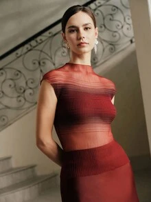 Anewsta Camiseta de manga corta ajustada con efecto ombré y tela semitransparente elástica - Burdeos - Ver 7