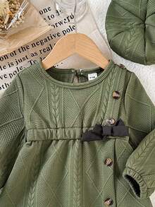秋春季女宝宝时尚简约纽扣细节荷叶边长袖圆领连衣裙配贝雷帽日常装 - 軍綠色 - 查看 5
