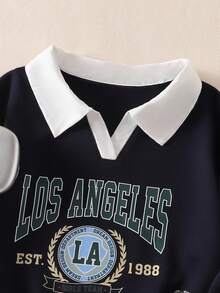 SHEIN 藏蓝色卫衣，白色领口，正面印有英文图案，搭配蓝色格纹百褶裙，学院风日常通勤必备单品，适合青少年女孩。