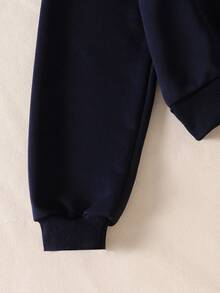 SHEIN 藏蓝色卫衣，白色领口，正面印有英文图案，搭配蓝色格纹百褶裙，学院风日常通勤必备单品，适合青少年女孩。