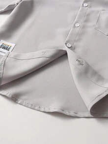 SHEIN 小男孩休闲纯色长袖衬衫，精致小logo装饰，搭配休闲裤，适合日常休闲装、旅行、聚会、度假和上学，适合春秋季节的百搭衬衫。 - 淺灰色 - 查看 6