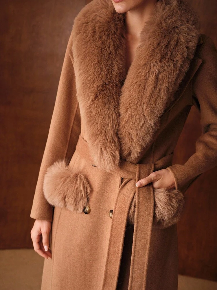 ABRIGO ELEGANTE DE LANA CON CUELLO DE PIEL Y CINTURÓN