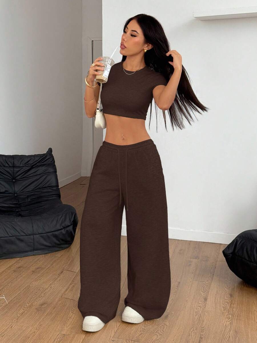 SHEIN PETITE 女款深棕色夏季休閒居家服兩件套,圓領短袖短版上衣搭配抽繩腰寬腿長褲,舒適兩件套,適合嬌小女性 - 棕色 - 查看 1