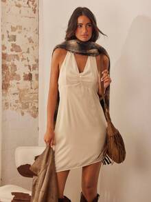 Aralina Hater Neck 褶饰前 V 领低背露背不对称中长连衣裙，非常适合毕业典礼和派对 - 杏色 - 查看 10