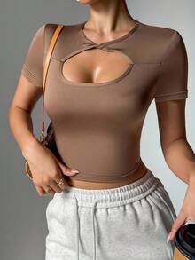 Slayform Slayform Camiseta deportiva de ajuste ceñido con abertura delantera retorcida y hueca de unicolor minimalista para mujer, de verano - Marrón - Ver 1