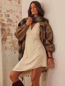 Aralina Hater Neck 褶饰前 V 领低背露背不对称中长连衣裙，非常适合毕业典礼和派对 - 杏色 - 查看 4