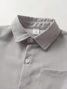 SHEIN 小男孩休闲纯色长袖衬衫，精致小logo装饰，搭配休闲裤，适合日常休闲装、旅行、聚会、度假和上学，适合春秋季节的百搭衬衫。 - 淺灰色 - 查看 3