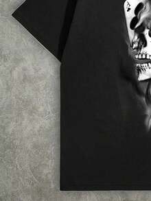Manfinity ZONE917 Men's Loose Fit Black Spade A Smoke Skull Dice Print Black Drop Shoulder T-Shirt Men S Tshirt Skulls - Black - View 4