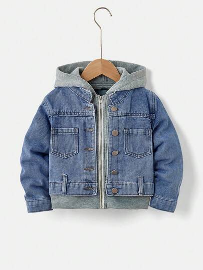 SHEIN Playful Pals Kurtka dżinsowa z kapturem dla chłopców w wieku 4-7 lat. Modny, niezbędny element ubioru warstwowego dla małego dżentelmena, dzianina i dżins, wysoki poziom gry, jednoczęściowy, trzywarstwowy, jasnoszara bawełniana dzianina podszewkowa + wierzchnia warstwa z denimu w stylu vintage, mistrz warstwowego noszenia, kaptur 3D + metalowy zamek błyskawiczny z przodu, bezszwowe szwy na ramionach, nadaje się do całodziennej zabawy bez podrażnień skóry.