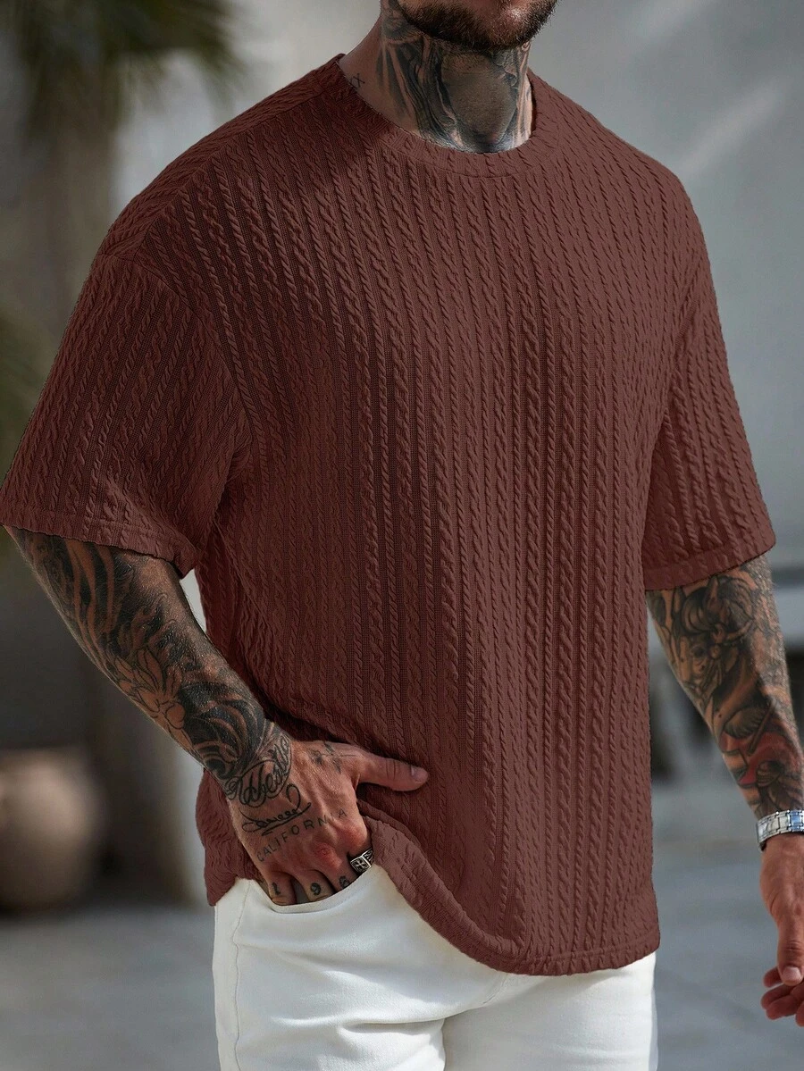 Manfinity CasualCool ملابس علوية تي شيرت كاجوال للرجال بأكمام قصيرة ذو نسيج جاكار أحادي اللون، موضة صيفية للرجال، ملابس علوية كنزة صوفية كاجوال بني اللون للرجال