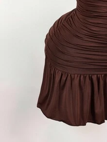 Amplova 时尚修身露背 V 领系带荷叶边下摆纯色迷你连衣裙，适合约会和日常穿着 - 棕色 - 查看 7