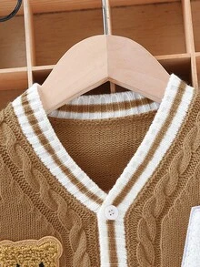 SHEIN 男婴时尚可爱卡通熊字母拼接开衫，适合冬季、圣诞节和秋季穿着。 - 卡其色 - 查看 3