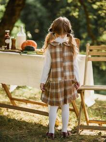 Vintaside Kids Conjunto de duas peças para menina, em tons de laranja apricot, composto por uma Top de gola alta de manga longa com listras e um vestido colete com gola de bebê xadrez, em estilo escolar para o início do ano letivo. O padrão xadrez clássico e retrô do tecido listrado, o colarinho fofo e brincalhão estilo Peter Pan e o acréscimo de um laço adicionam um toque doce. - Multicolorido - Visão 2