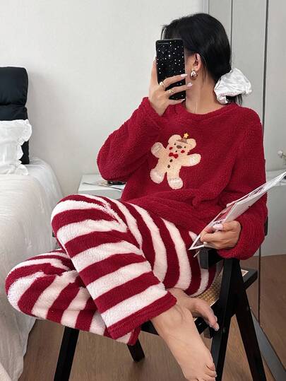 SHEIN 女士毛绒睡衣套装，绣有泰迪熊图案，红色条纹毛绒裤搭配印花圆领上衣，秋冬新款泰迪熊毛绒睡衣套装，适合冬季、圣诞节等场合，舒适保暖。