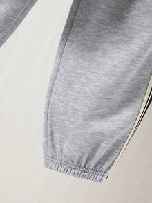 SHEIN 2 件套儿童/青少年男童圣诞绿色休闲运动条纹侧缝针织领开衫和纯色针织慢跑裤套装 - 淺灰色 - 查看 6